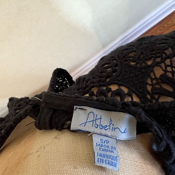 Crocheted, floor-length overlay with front and
back slits - Picture 4 of 4